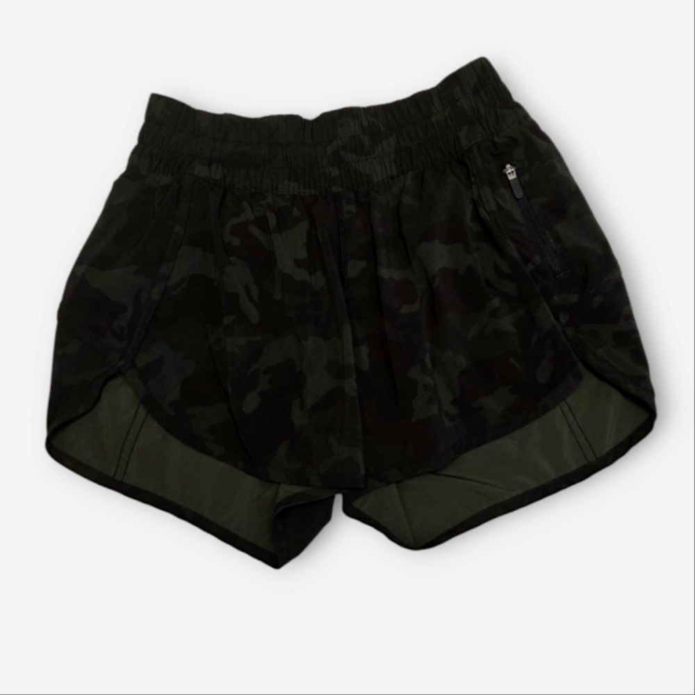 Size 6 - Lululemon Tracker Short V *4"